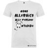 T-SHIRT CON FRASI SONO ALLERGICO ALLE PERSONE STUPIDE COLORE BIANCO