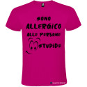 T-SHIRT CON FRASI SONO ALLERGICO ALLE PERSONE STUPIDE COLORE ROSA FUCSIA
