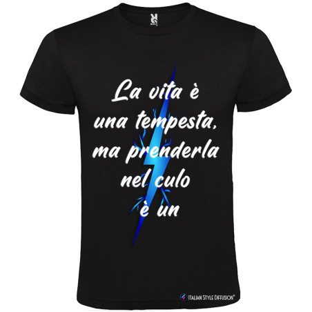 T-SHIRT PERSONALIZZATA LA VITA È UNA TEMPESTA MA PRENDERLA NEL CULO È UN LAMPO COLORE NERO