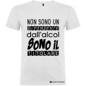 T-shirt personalizzata non sono un dipendente dall'alcol sono il titolare colore bianco