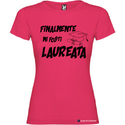 T-shirt personalizzata donna finalmente mi fosti laureata laurea colore rosa fucsia