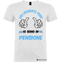 Maglietta personalizzata voi lavorate pure io sono in pensione colore bianco