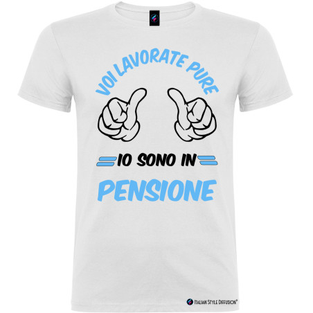 Maglietta personalizzata voi lavorate pure io sono in pensione colore bianco