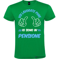 Maglietta personalizzata voi lavorate pure io sono in pensione colore verde