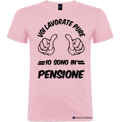 Maglietta personalizzata voi lavorate pure io sono in pensione colore rosa