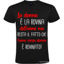 T-shirt personalizzata simpatica la donna è la rovina dell'uomo nero