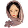 Sciarpa in fantasia con pizzo e pon pon rosa antico