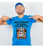 T-Shirt Personalizzata Sto Ancora Processando l'Alba con Tazza Arrabbiata uomo