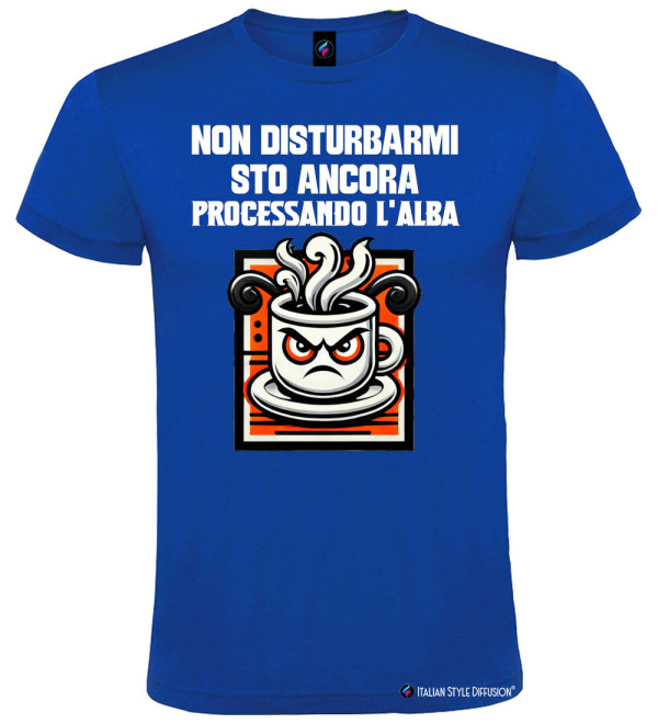 T-Shirt Personalizzata Sto Ancora Processando l'Alba con Tazza Arrabbiata colore blu royal