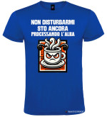 T-Shirt Personalizzata Sto Ancora Processando l'Alba con Tazza Arrabbiata colore blu royal