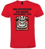 T-Shirt Personalizzata Sto Ancora Processando l'Alba con Tazza Arrabbiata colore rosso