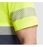 Maglietta alta visibilità con dettagli rifrangenti sulle maniche
