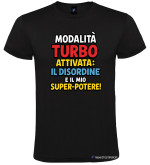 T-Shirt Bambino “Modalità Turbo Attivata – Il Disordine è il Mio Super-Potere!” Personalizzabile colore nero