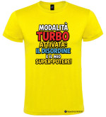 T-Shirt Bambino “Modalità Turbo Attivata – Il Disordine è il Mio Super-Potere!” Personalizzabile colore giallo