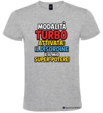 T-Shirt Bambino “Modalità Turbo Attivata – Il Disordine è il Mio Super-Potere!” Personalizzabile colore grigio