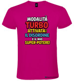 T-Shirt Bambino “Modalità Turbo Attivata – Il Disordine è il Mio Super-Potere!” Personalizzabile colore rosa fucsia