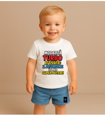 T-Shirt Bambino “Modalità Turbo Attivata – Il Disordine è il Mio Super-Potere!” Personalizzabile