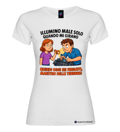 Maglietta Divertente "Illumino Male Solo Quando Mi Girano" – Idea Regalo Ironica colore bianco