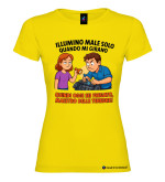 Maglietta Divertente "Illumino Male Solo Quando Mi Girano" – Idea Regalo Ironica colore giallo
