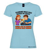 Maglietta Divertente "Illumino Male Solo Quando Mi Girano" – Idea Regalo Ironica colore azzurro