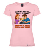 Maglietta Divertente "Illumino Male Solo Quando Mi Girano" – Idea Regalo Ironica colore rosa