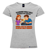 Maglietta Divertente "Illumino Male Solo Quando Mi Girano" – Idea Regalo Ironica colore grigio