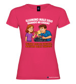Maglietta Divertente "Illumino Male Solo Quando Mi Girano" – Idea Regalo Ironica colore rosa fucsia