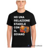 Maglietta con grafica ho una relazione stabile con il divano