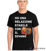 Maglietta con grafica ho una relazione stabile con il divano