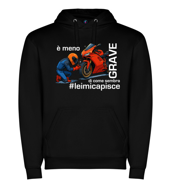 Felpa motociclista unisex con stampa “È meno grave di come sembra #leimicapisce” – Italian Style Diffusion® colore nero