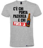 Maglietta C’è chi porta pazienza e chi porta la birra – Maglietta divertente – Italian Style Diffusion® grigio