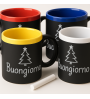 tazza nera effetto lavagna con scritta personalizzata e interno rosso, blu, giallo o bianco