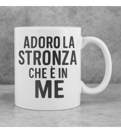 Tazza “Adoro la stronza che è in me” – Idea Regalo Divertente