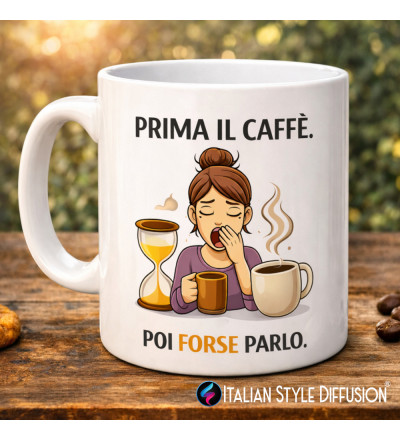 Tazza divertente “Prima il caffè. Poi forse parlo” – Mug ironico in ceramica 325 ml