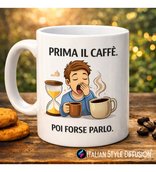 Tazza divertente “Prima il caffè, poi forse parlo” – Mug ironico in ceramica bianca