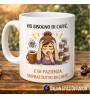 Tazza divertente “Ho bisogno di caffè (e di pazienza)” – Idea regalo ironica