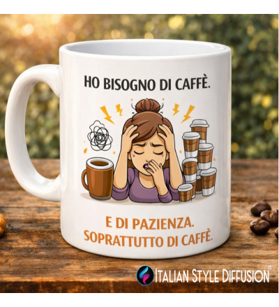 Tazza divertente “Ho bisogno di caffè (e di pazienza)” – Idea regalo ironica