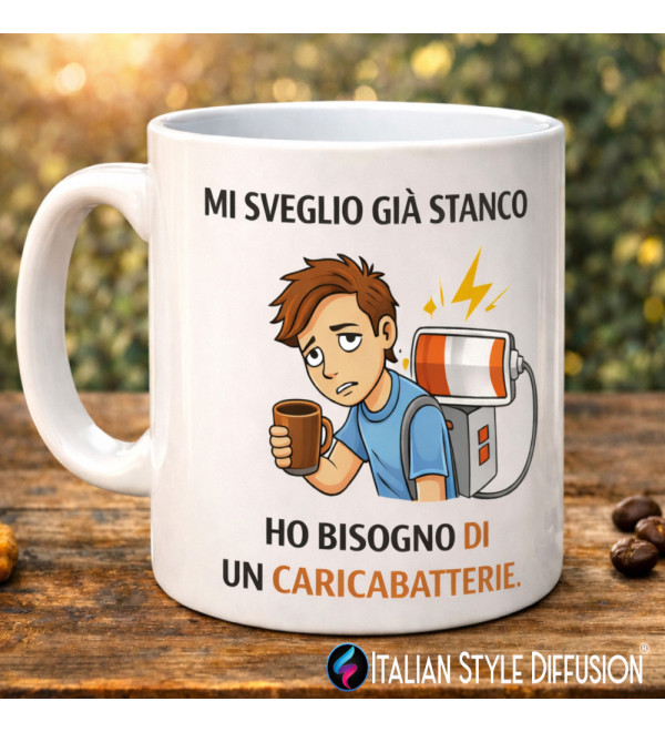 Tazza ironica “Mi sveglio già stanco” – Idea regalo divertente per amanti del caffè