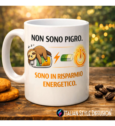 Tazza ironica “Non sono pigro, sono in risparmio energetico” – Mug divertente in ceramica bianca 325 ml
