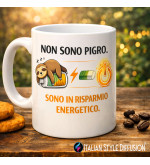 Tazza ironica “Non sono pigro, sono in risparmio energetico” – Mug divertente in ceramica bianca 325 ml