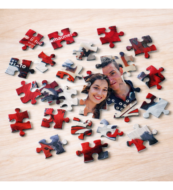 Puzzle personalizzato incompleto con alcuni tasselli mancanti