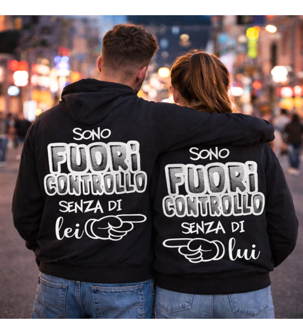 Felpe di coppia lui e lei nere con stampa Sono fuori controllo indossate da una coppia