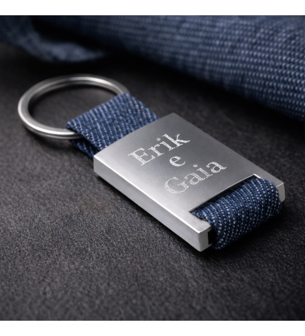 Portachiavi personalizzato in acciaio con incisione al diamante e cinturino in tessuto jeans