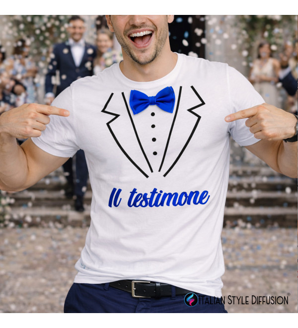 Maglietta “Il Testimone” con Smoking e Papillon Blu – T-shirt Testimone di Nozze Team Sposo