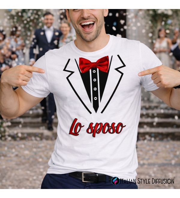 Maglietta “Lo Sposo” con Smoking e Papillon Rosso – T-shirt Addio al Celibato Team Sposo Matrimonio