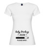 T-shirt premaman bianca con stampa “Baby loading 2026” e barra di caricamento, idea annuncio gravidanza