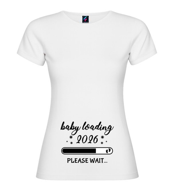 T-shirt premaman bianca con stampa “Baby loading 2026” e barra di caricamento, idea annuncio gravidanza