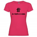 T-SHIRT PERSONALIZZATA CON TESTO IO RESTO A CASA ADRÀ TUTTO BENE ROSA FUCSIA