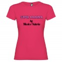 T-shirt personalizzata con scritta super mamma by colore rosa fucsia